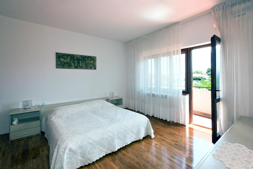 Villa Komel With Pool Fažana Habitación foto